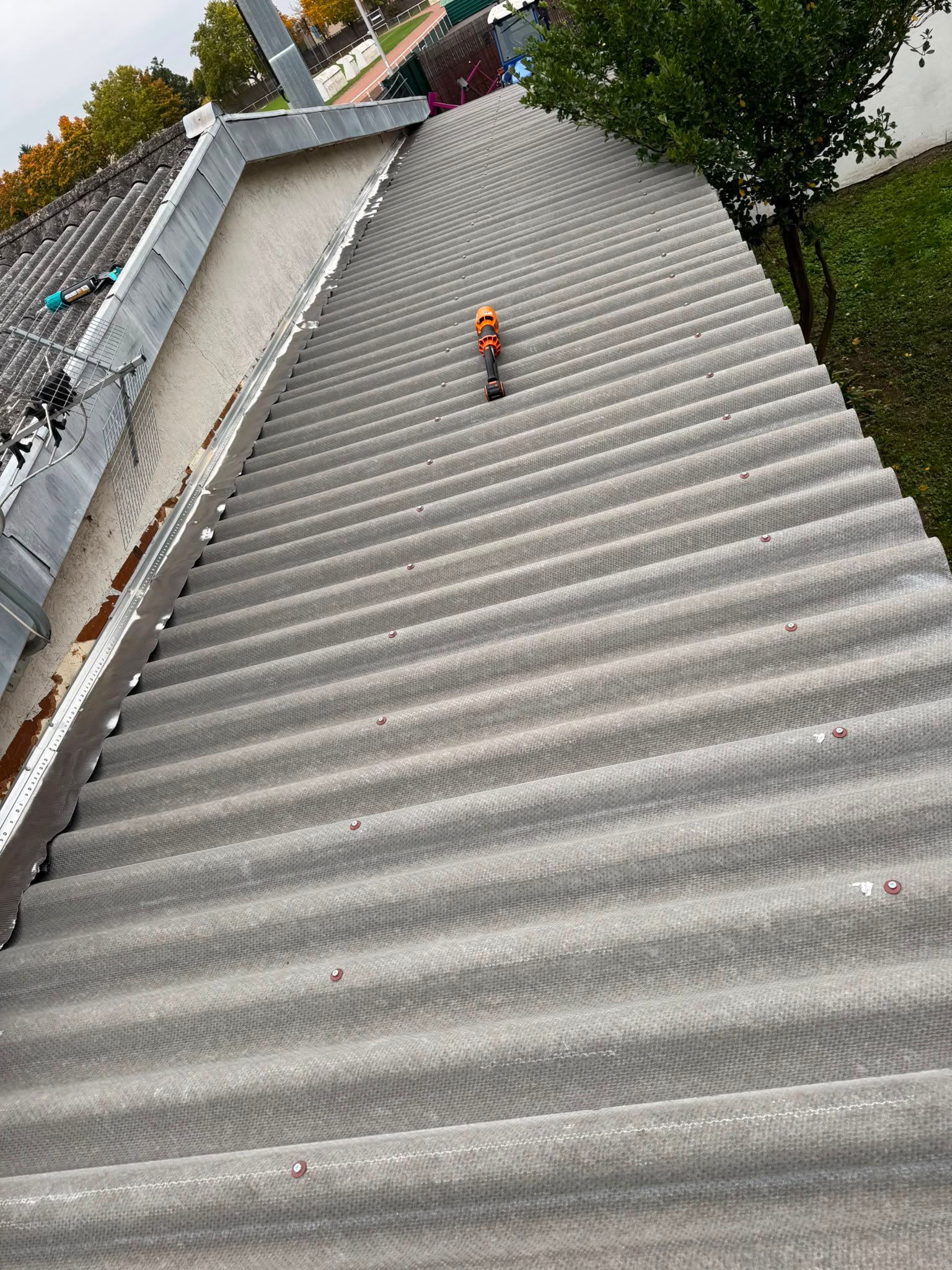 Professionnels travaillant sur un chantier