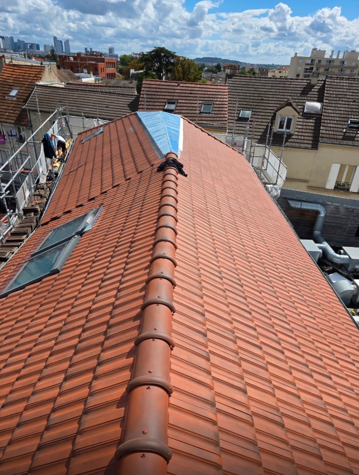 Couvreur GH6 Couverture intervenant sur une toiture à proximité de Chaville