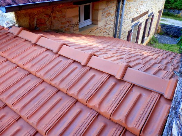 Maison avec couverture sombre illustrant une toiture en ardoise