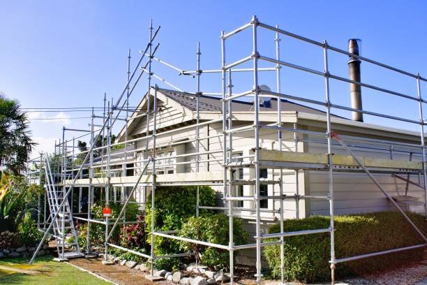 Maison avec couverture sombre illustrant une toiture en ardoise