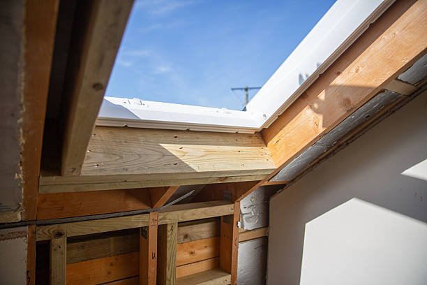 Maison avec couverture sombre illustrant une toiture en ardoise