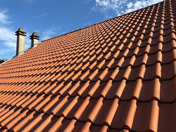 Comment un couvreur à Chaville peut-il déterminer si une toiture ancienne doit être réparée ou rénovée ?