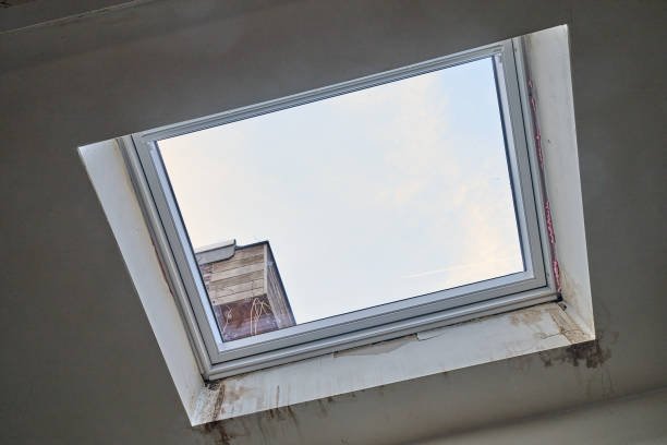 Comment préparer une pose Velux à Chaville sur une toiture équipée de panneaux solaires sans perturber leur installation ?