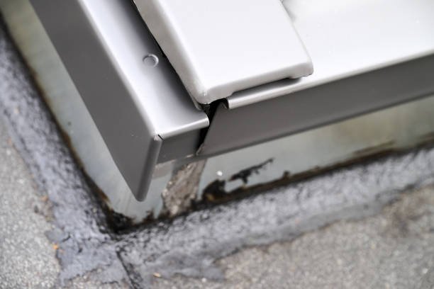 Pourquoi vérifier la compatibilité des raccords d&rsquo;étanchéité avant une pose Velux à Chaville sur une couverture en zinc ?