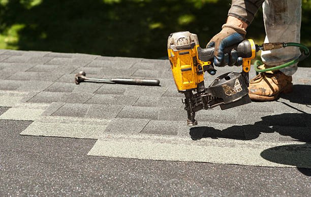 Pourquoi faire appel à un couvreur à Chaville pour vérifier l&rsquo;étanchéité des raccords entre une toiture inclinée et une partie plate ?